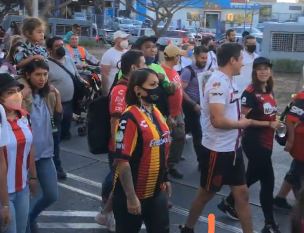 Cientos de aficionados marchan de “La Minerva” al Estadio “Jalisco”