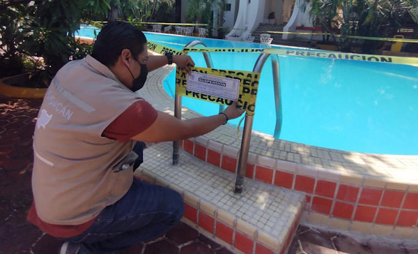 Por detectarla fuera de norma, Coepris suspende alberca en Lázaro Cárdenas