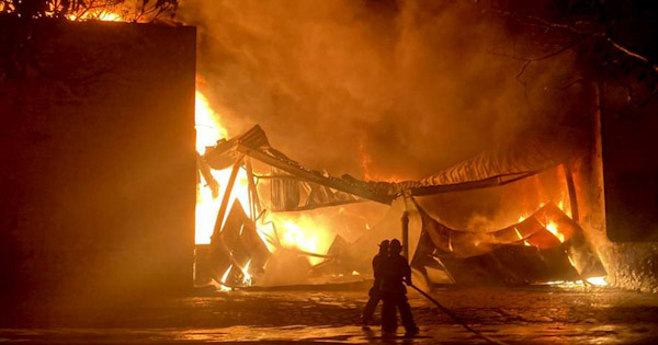Se incendia bodega en Guadalajara, sigue ardiendo.