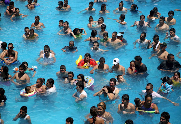 Padres deben cuidar a sus hijos en albercas y playas