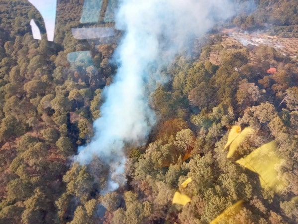 Combaten con helicóptero incendio en Cotija