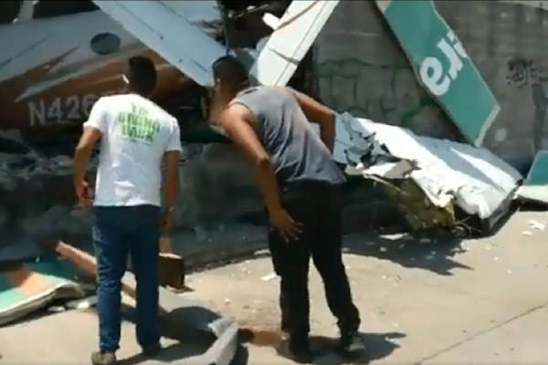 Cae avioneta sobre Aurrera de Temixco, Morelos