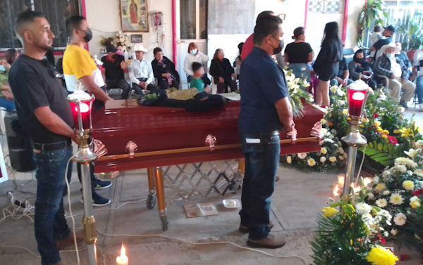 Maestros homenajean a profesor muerto por enfermedad
