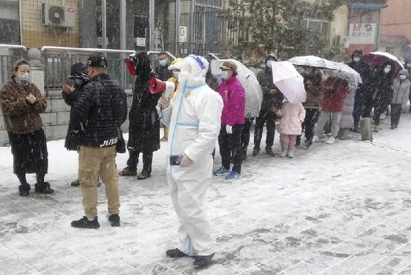 China decreta nuevas restricciones por pandemia.
