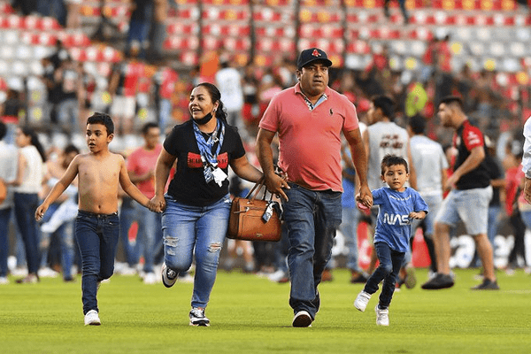 Violencia en el deporte, aficionados de Quéretaro  y Atlas se van a los golpes