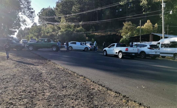 Sigue toma de carreteras en Carapan