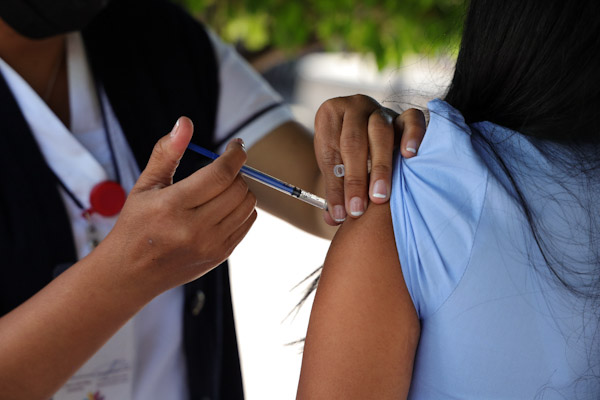 Mayores de 18 pueden vacunarse contra Covid-19 en centro de salud