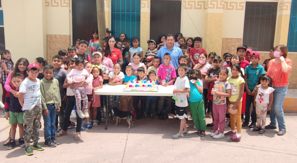 Niños festejan con pastel de SEM La Piedad