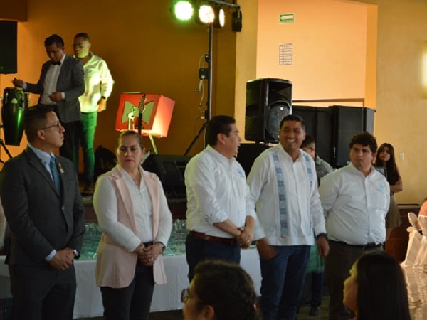Reconocen labor y trayectoria de maestros