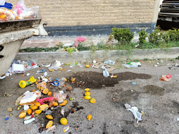 Vecinos convierten contenedor en sucursal de basurero