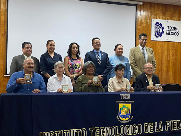 Entrega ITLP reconocimiento a trabajadores por trayectoria