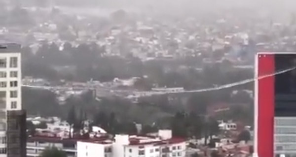 Colapsa puente de cristal en Atlixcláyotl, Puebla