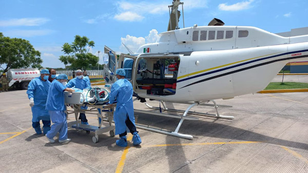 Trasladan vía aérea a joven en situación de salud grave.