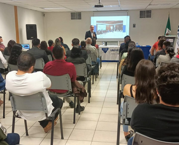 Enrique Godínez, de la mano con estudiantes Zamoranos