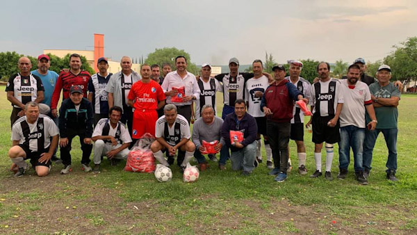 Entregan uniformes a equipo deportivo