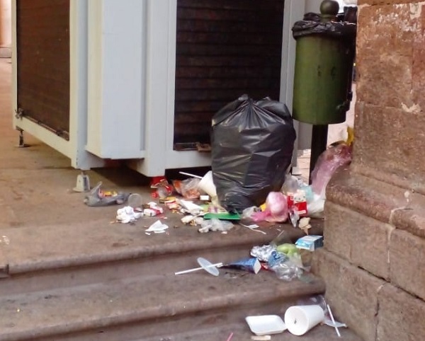 Exceso de basura en cestos públicos