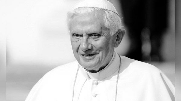 Diversos medios anuncian muerte de Benedicto XVI