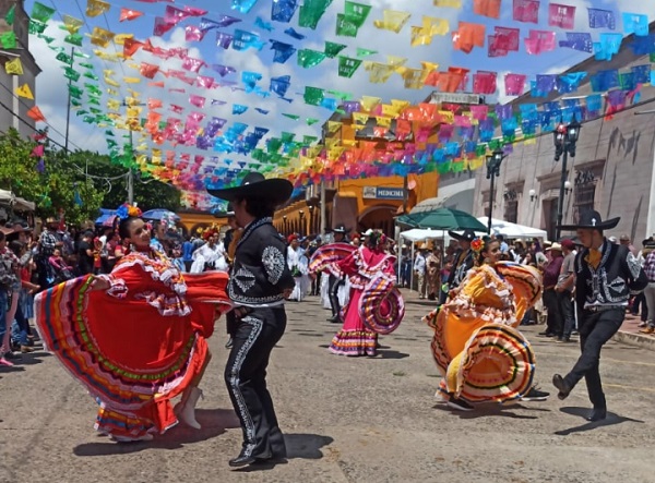UNIVA La Piedad participó en el desfile tradicional de Ayotlán