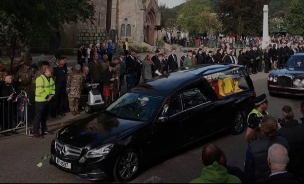 Restos mortales de Isabel II hacen su último viaje.