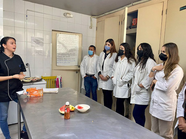 Alumnos de Nutrición de UNIVA visitan la institución CADE