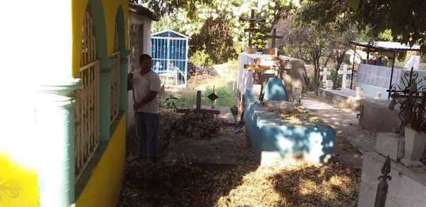 Fumigan panteones antes del día de muertos