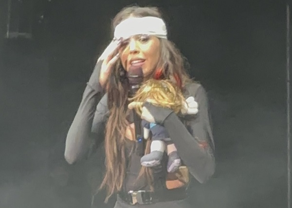Danna Paola estrena tour con accidente y una ceja abierta