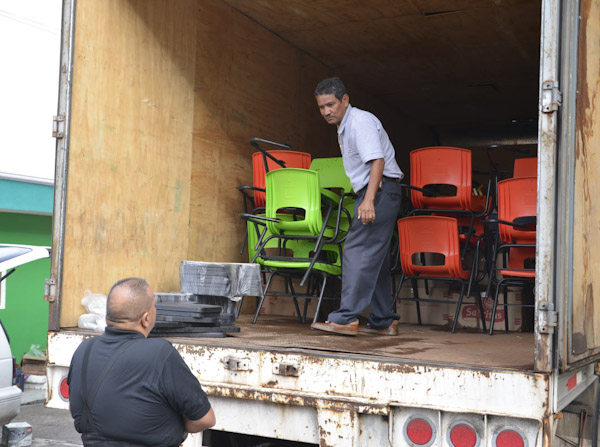 Inicia SEE entrega histórica de butacas a escuelas