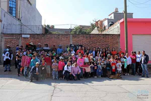 Más de mil prendas abrigadoras reparte SEM La Piedad