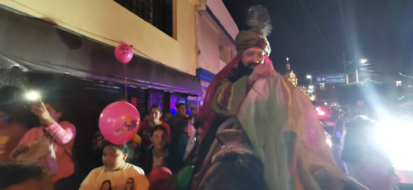 Miles participan en cabalgata de Reyes