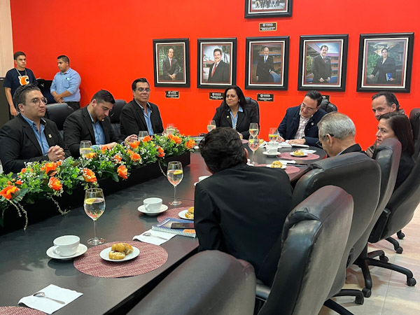 Presidente de Zamora, visita UNIVA La Piedad.
