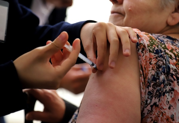 Exhortan a proteger a adultos mayores contra influenza y COVID-19