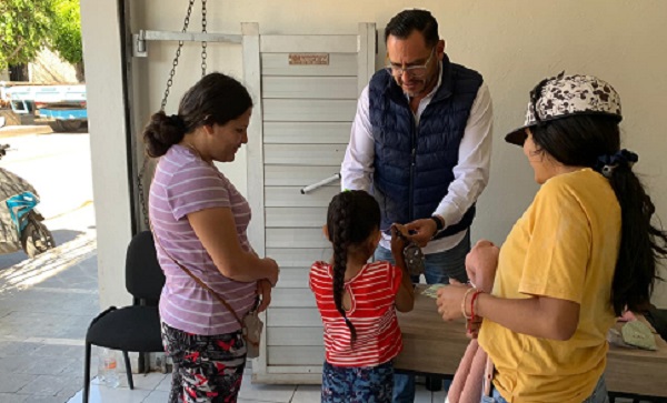 Entrega Hugo Anaya, lentes a bajo costo