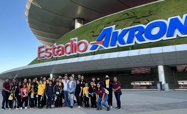 Visitan jóvenes con discapacidad estadio de Chivas