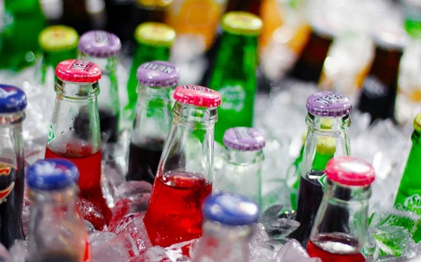 Emiten alerta por falsa información sobre refrescos envenenados