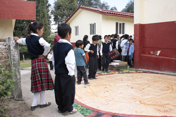Asignan maestros a 68 escuelas comunitarias de Michoacán