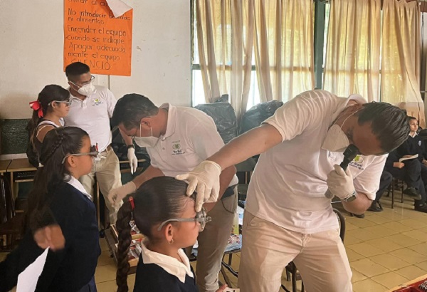 Llevan programa visual a escuelas primarias locales