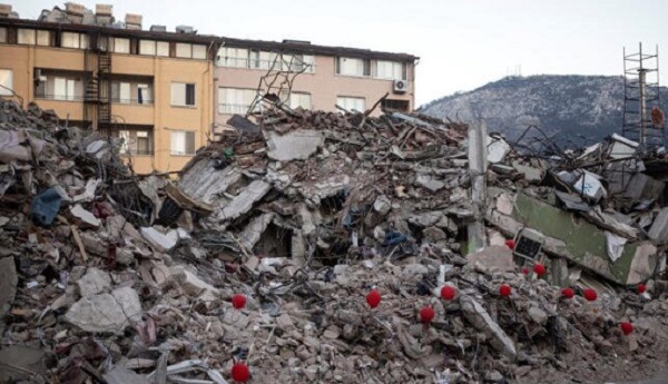 Aumentan víctimas por sismo en Turquía
