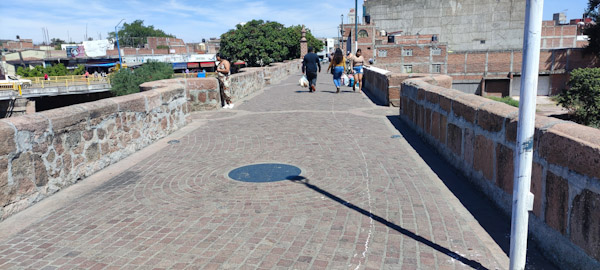 Vandalizado y descuidado puente “Cavadas”