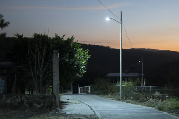 Entregan iluminación a comunidades