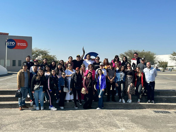 Alumnos de UNIVA realizan viaje de prácticas a GTO.