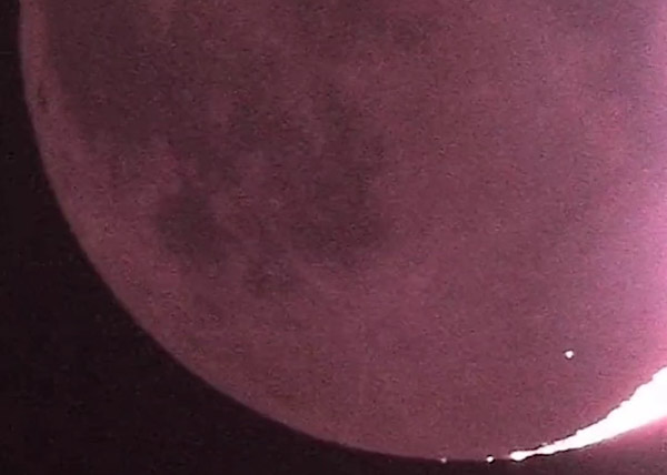 Captan cómo un meteorito se estrella contra la Luna