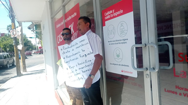 Maestros toman instalaciones bancarias