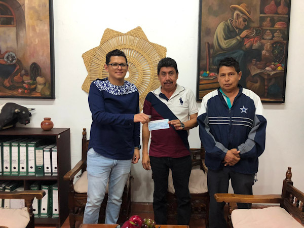 Otorgan créditos a artesanos michoacanos para materia prima