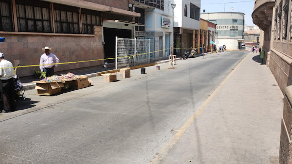Artesanos de ramos se instalan en calle Juárez