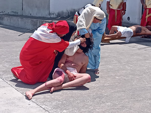 Internos de penales michoacanos representan pasión de Cristo