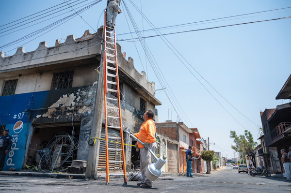 Autoridad municipal recorre zona afectada por incendio.