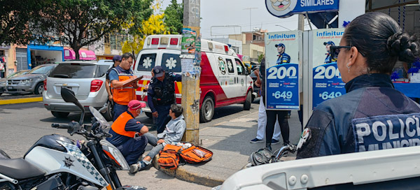Choque desigual deja daños materiales