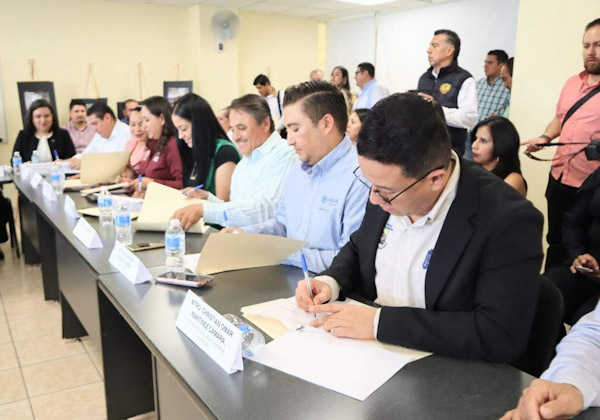 Firman ayuntamientos convenio con la CEEAV