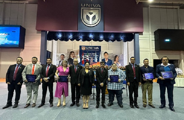 Profesores de UNIVA La Piedad recibieron premio CALMECAC