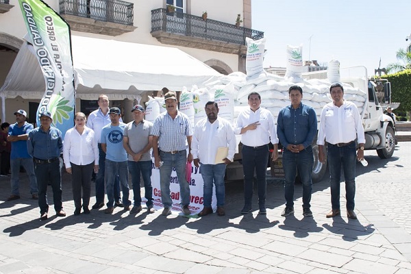 Entrega municipio de La Piedad fertilizante de alta calidad